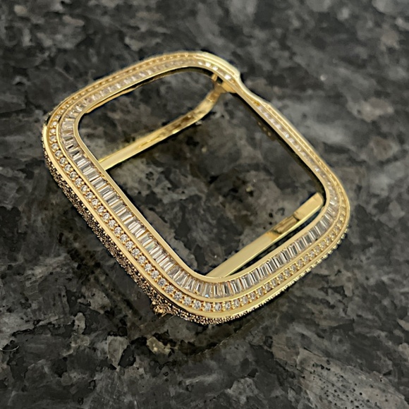 14k Yellow gold Apple Watch case with baguette and rounds - Picture 3 of 4